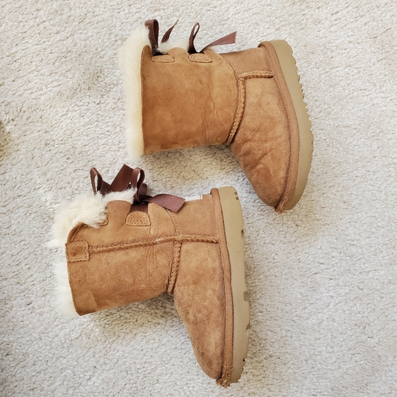 Uggs Kids Shearling Bow Boots.  Size 7 (Girls) - Picture 7 of 14